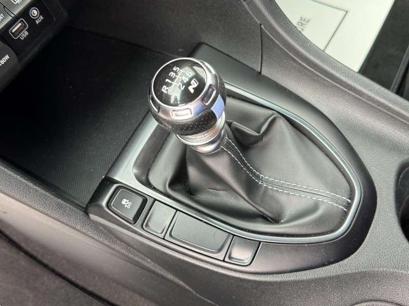 Hyundai Veloster Vehicle Full-screen Gallery Image 20