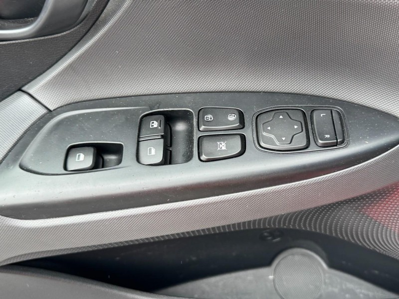 Hyundai Veloster Vehicle Full-screen Gallery Image 24