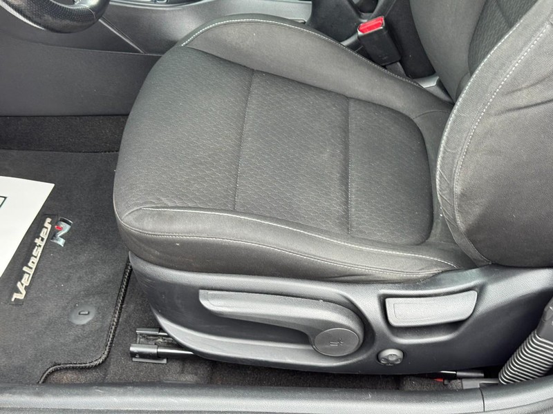 Hyundai Veloster Vehicle Full-screen Gallery Image 25