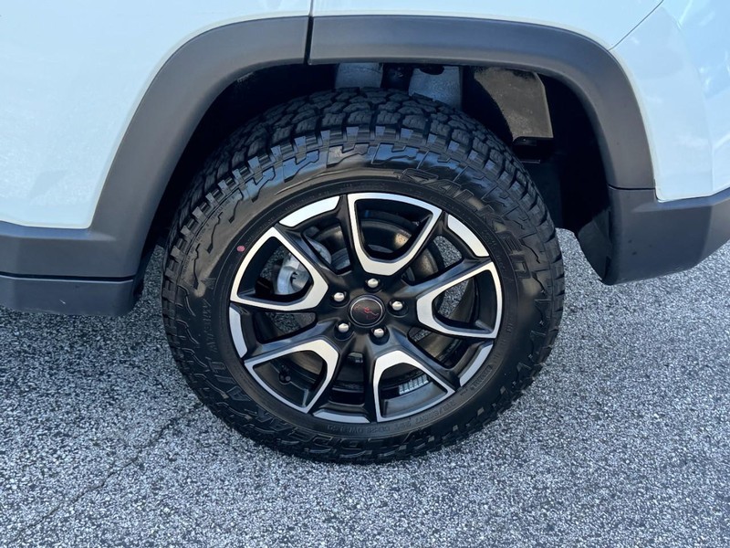Jeep Compass Vehicle Full-screen Gallery Image 07