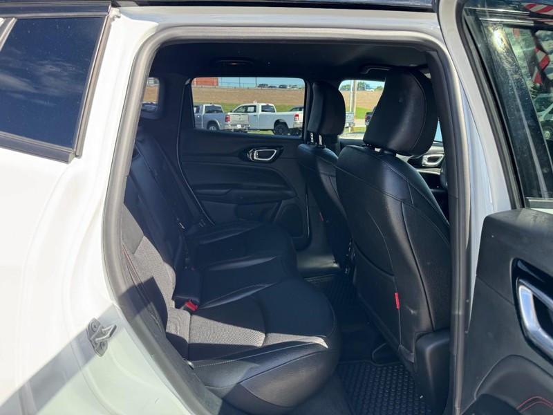 Jeep Compass Vehicle Full-screen Gallery Image 10