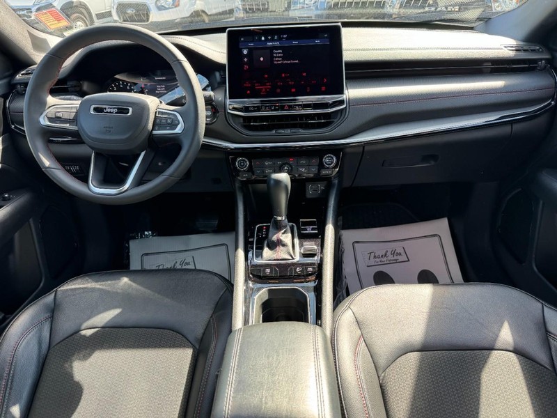 Jeep Compass Vehicle Full-screen Gallery Image 11