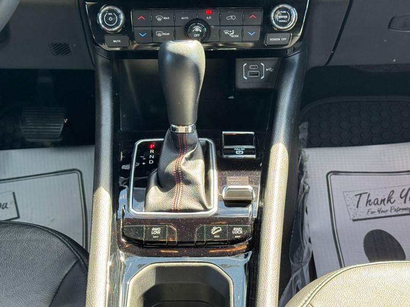 Jeep Compass Vehicle Full-screen Gallery Image 14