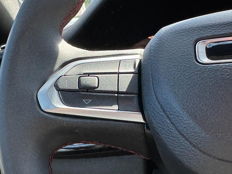Jeep Compass Vehicle Full-screen Gallery Image 16
