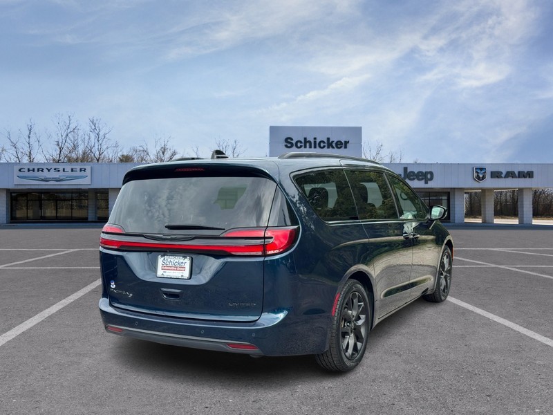 Chrysler Pacifica Vehicle Full-screen Gallery Image 03