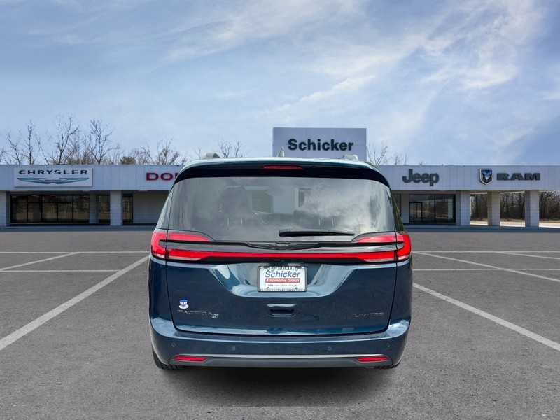 Chrysler Pacifica Vehicle Full-screen Gallery Image 04