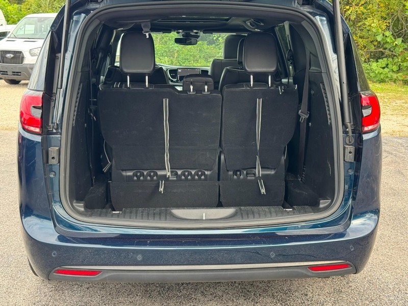 Chrysler Pacifica Vehicle Full-screen Gallery Image 05
