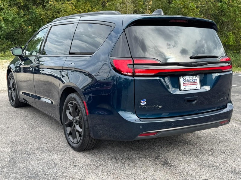 Chrysler Pacifica Vehicle Full-screen Gallery Image 06