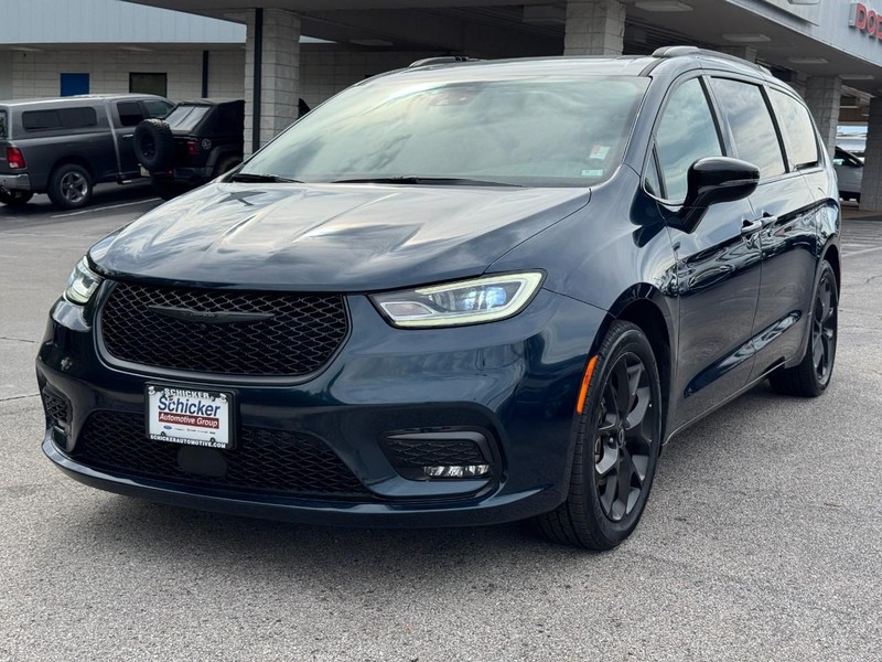 Chrysler Pacifica Vehicle Full-screen Gallery Image 08