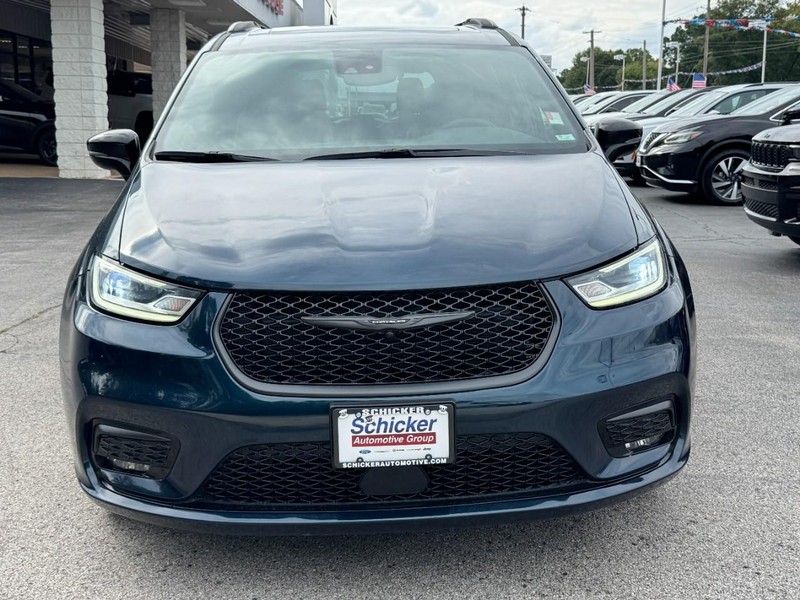 Chrysler Pacifica Vehicle Full-screen Gallery Image 09