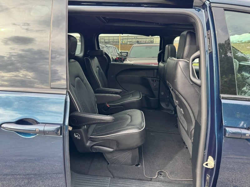 Chrysler Pacifica Vehicle Full-screen Gallery Image 10
