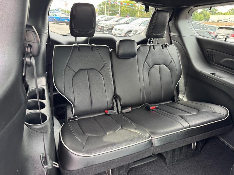 Chrysler Pacifica Vehicle Full-screen Gallery Image 11