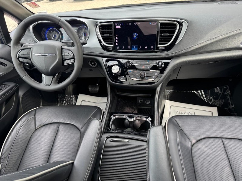 Chrysler Pacifica Vehicle Full-screen Gallery Image 12