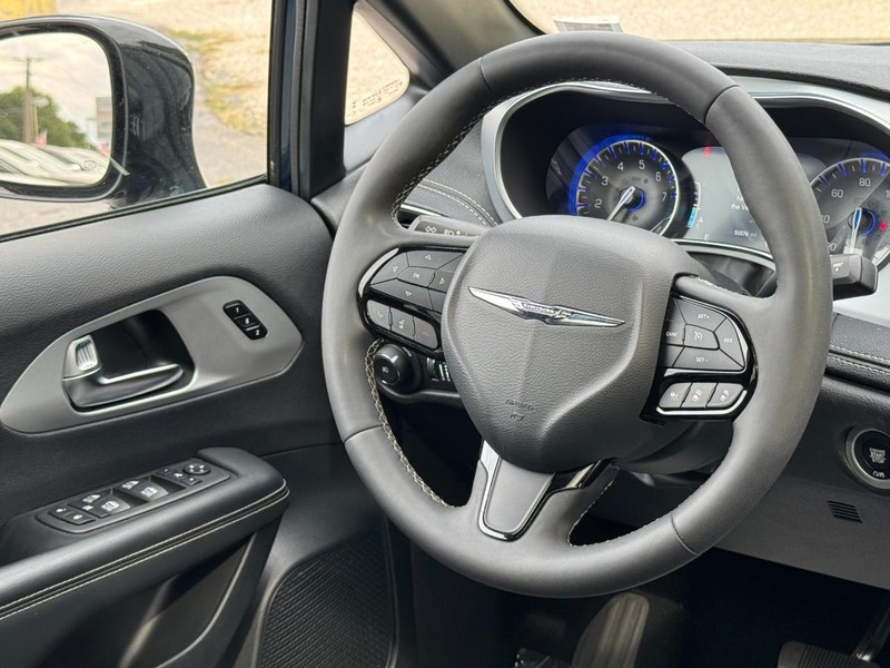 Chrysler Pacifica Vehicle Full-screen Gallery Image 13