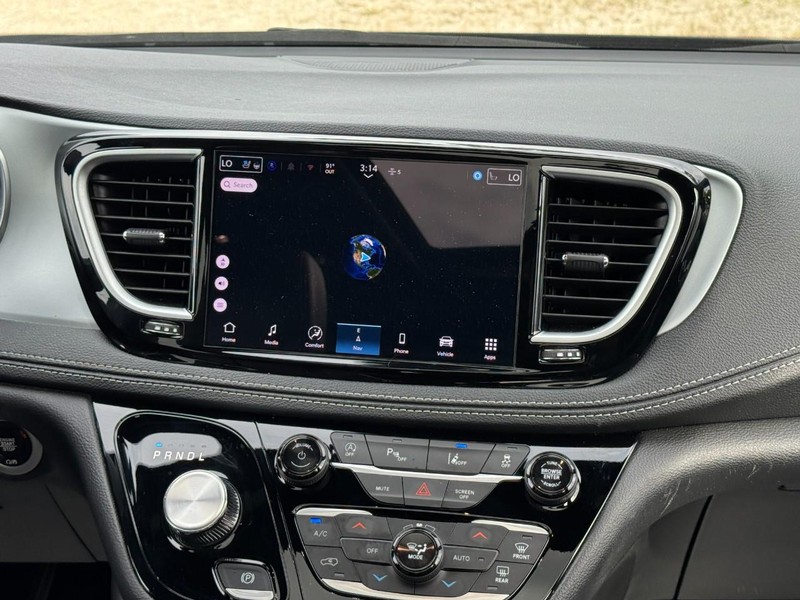 Chrysler Pacifica Vehicle Full-screen Gallery Image 14