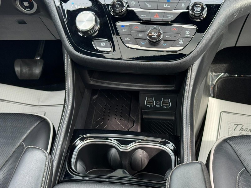 Chrysler Pacifica Vehicle Full-screen Gallery Image 15