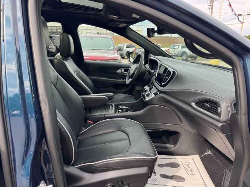 Chrysler Pacifica Vehicle Full-screen Gallery Image 16