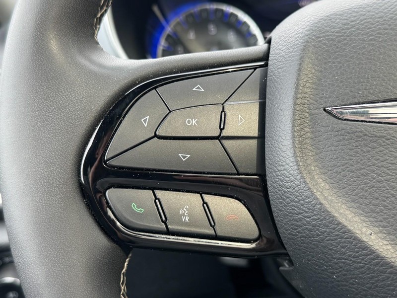 Chrysler Pacifica Vehicle Full-screen Gallery Image 18