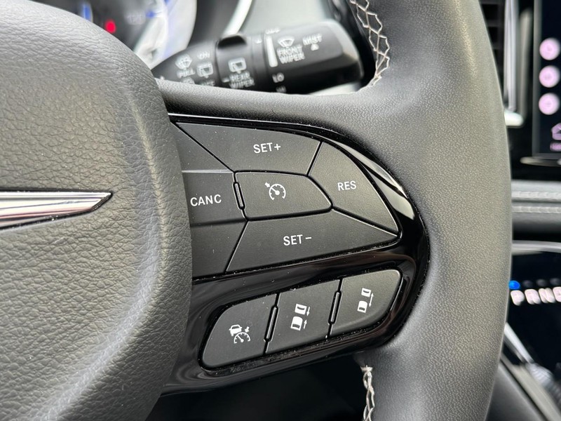 Chrysler Pacifica Vehicle Full-screen Gallery Image 19