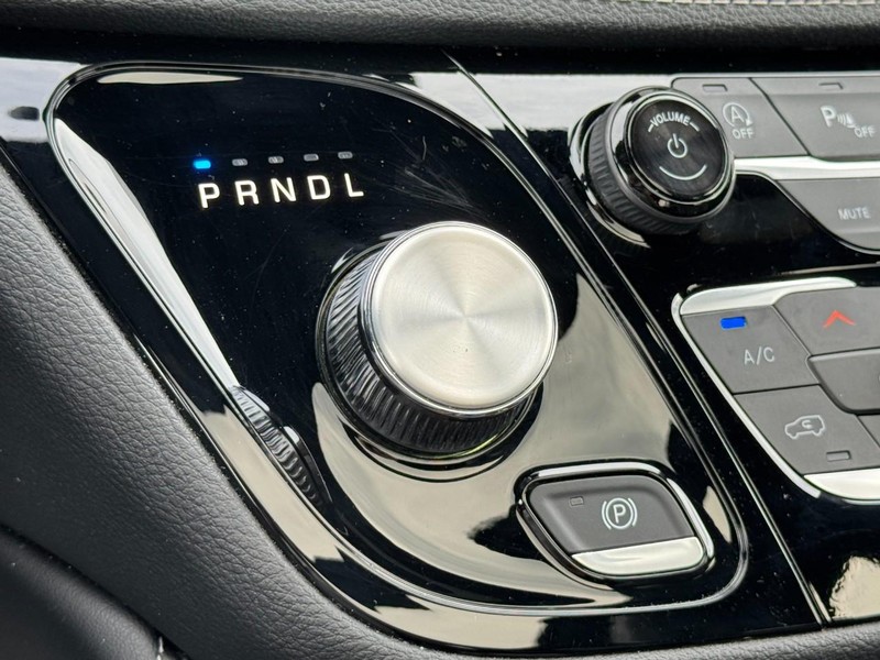 Chrysler Pacifica Vehicle Full-screen Gallery Image 21
