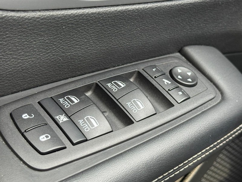 Chrysler Pacifica Vehicle Full-screen Gallery Image 26