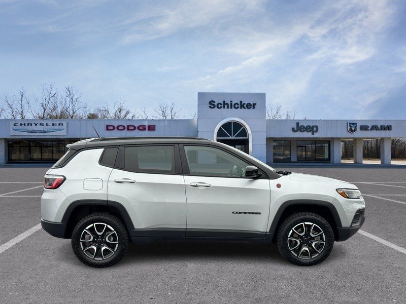 Jeep Compass Vehicle Full-screen Gallery Image 02