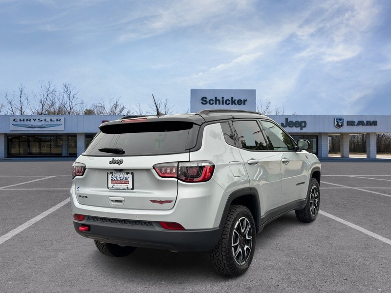 Jeep Compass Vehicle Full-screen Gallery Image 03