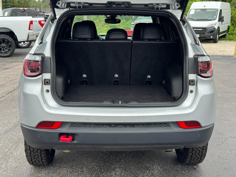 Jeep Compass Vehicle Full-screen Gallery Image 05