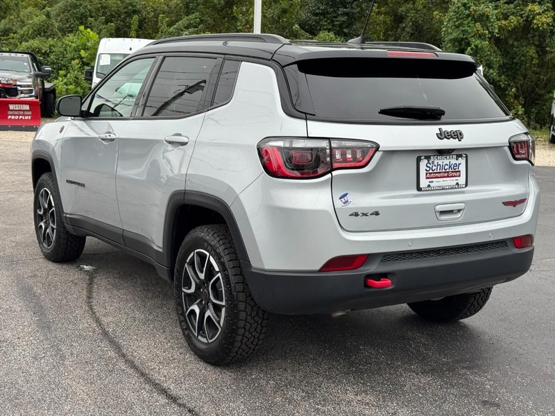 Jeep Compass Vehicle Full-screen Gallery Image 06