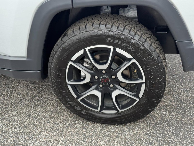 Jeep Compass Vehicle Full-screen Gallery Image 07