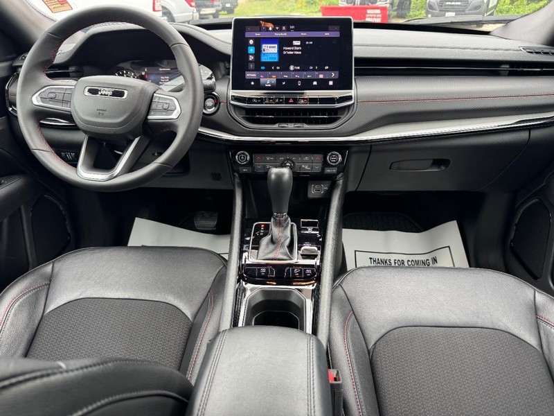 Jeep Compass Vehicle Full-screen Gallery Image 11