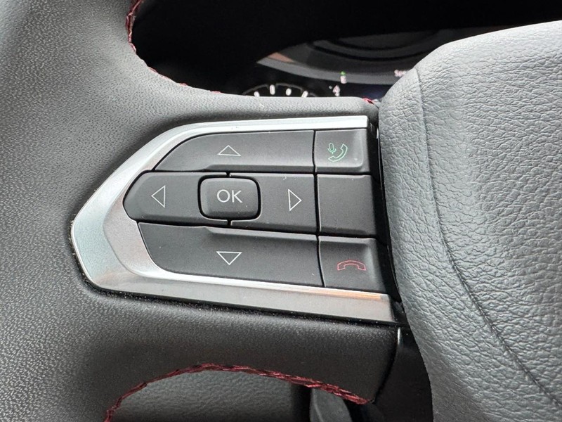 Jeep Compass Vehicle Full-screen Gallery Image 16