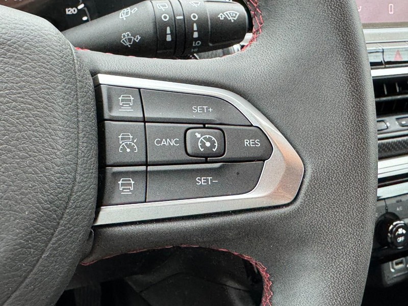 Jeep Compass Vehicle Full-screen Gallery Image 17