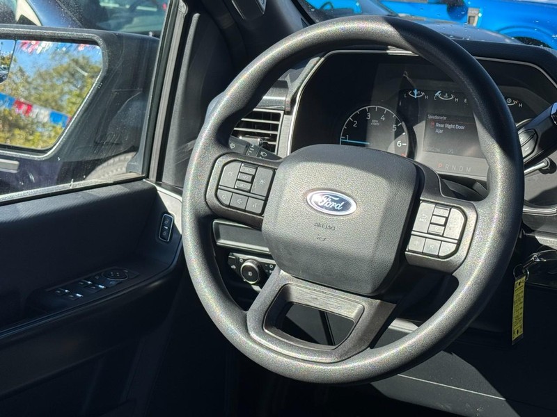 Ford F-150 Vehicle Full-screen Gallery Image 12