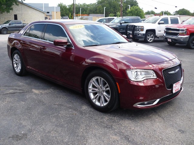 Chrysler 300 Vehicle Full-screen Gallery Image 02