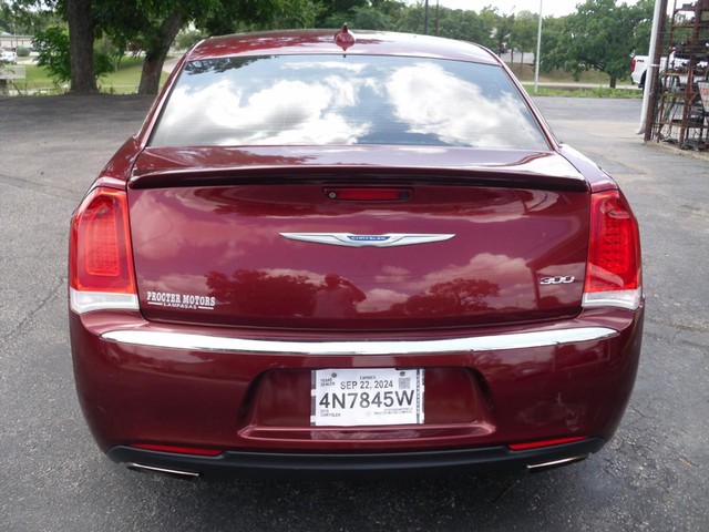 Chrysler 300 Vehicle Full-screen Gallery Image 03