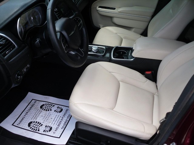 Chrysler 300 Vehicle Full-screen Gallery Image 04