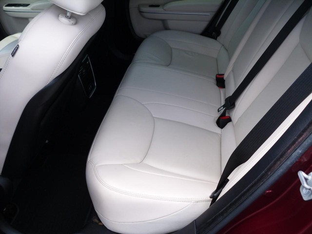 Chrysler 300 Vehicle Full-screen Gallery Image 05