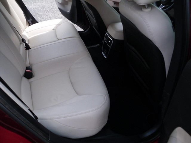 Chrysler 300 Vehicle Full-screen Gallery Image 06