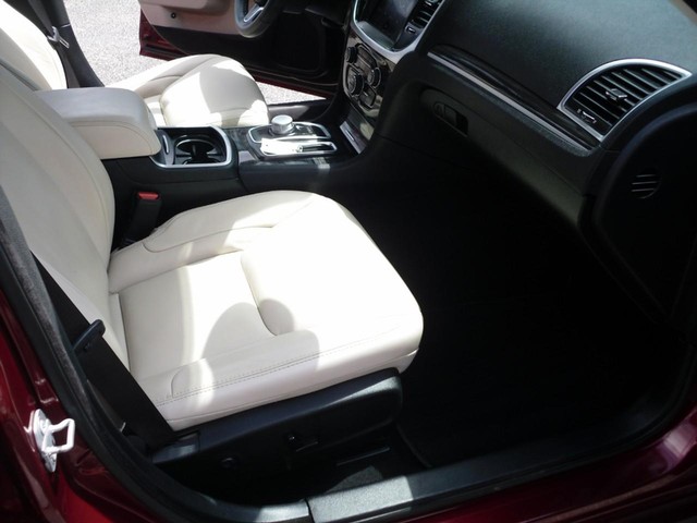 Chrysler 300 Vehicle Full-screen Gallery Image 07