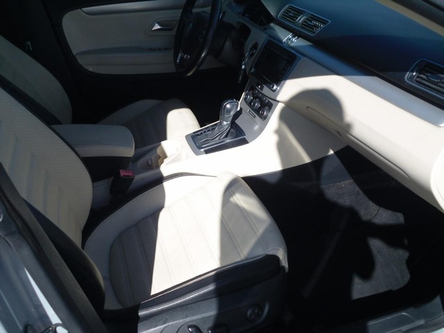 Volkswagen CC Vehicle Full-screen Gallery Image 05