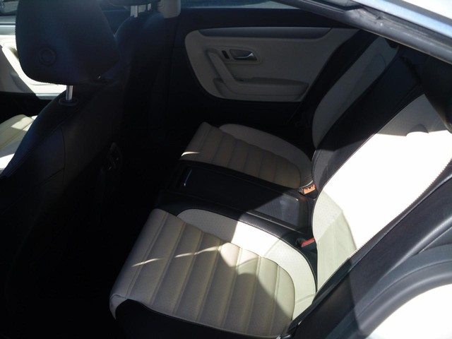 Volkswagen CC Vehicle Full-screen Gallery Image 07