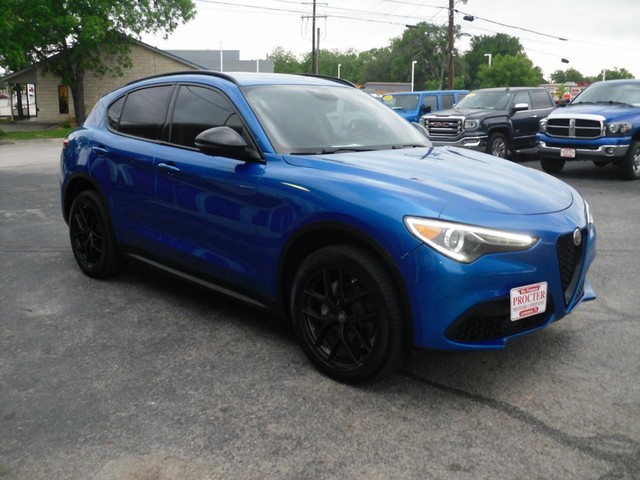 Alfa Romeo Stelvio Vehicle Full-screen Gallery Image 02