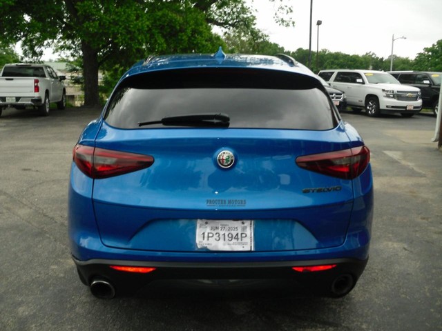 Alfa Romeo Stelvio Vehicle Full-screen Gallery Image 03