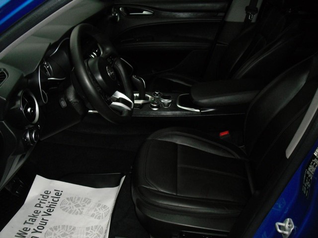 Alfa Romeo Stelvio Vehicle Full-screen Gallery Image 04