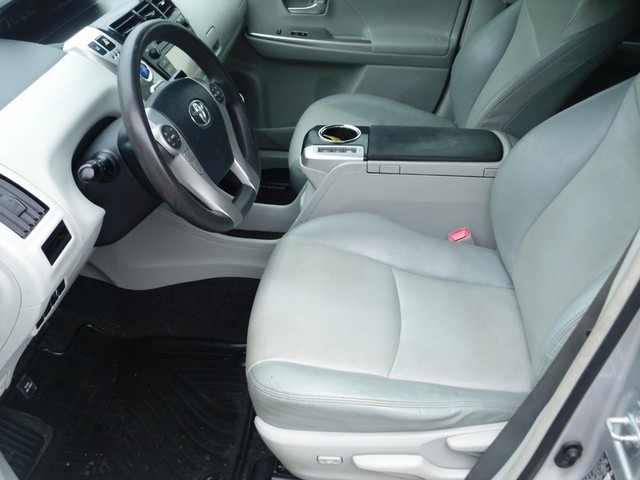 Toyota Prius V Vehicle Full-screen Gallery Image 04