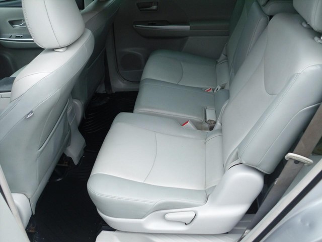 Toyota Prius V Vehicle Full-screen Gallery Image 05