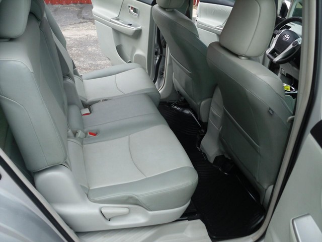 Toyota Prius V Vehicle Full-screen Gallery Image 06