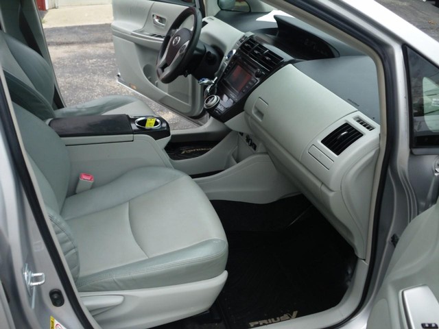 Toyota Prius V Vehicle Full-screen Gallery Image 07