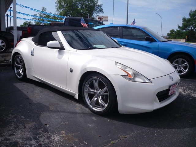 Nissan 370Z Vehicle Full-screen Gallery Image 02